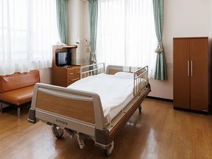 明るい居室のベッド  