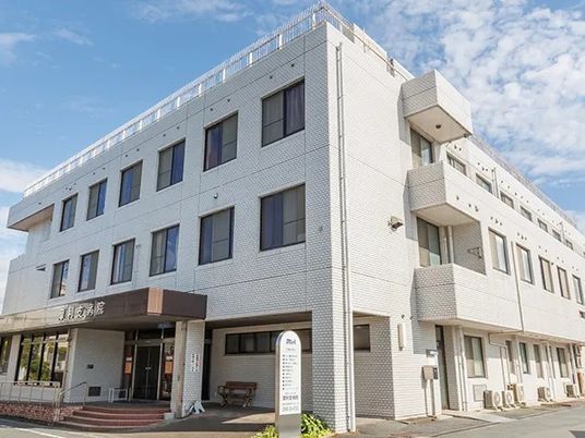 白い外観の施設正面  