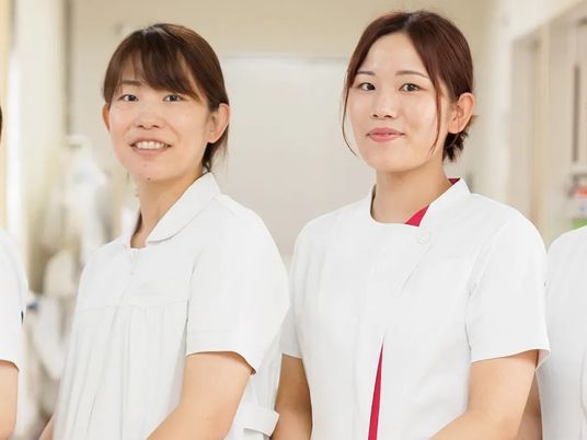 笑顔のスタッフ2人  