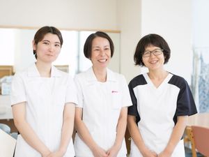 笑顔のスタッフ3人集合  