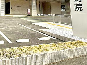 病院前の駐車場  