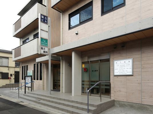 病院風の建物正面  