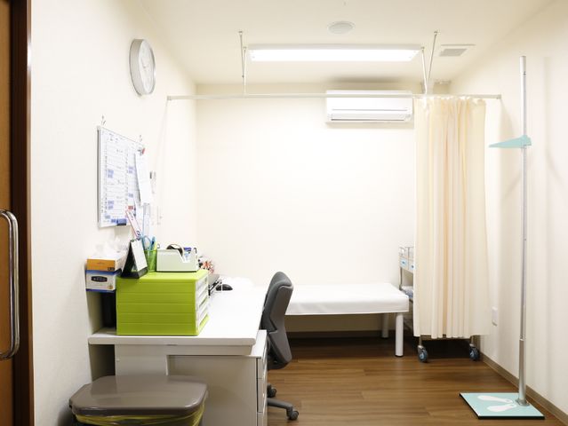 検査室のクリーンな内観 健康管理室 清潔感のあふれる検査室です。必要な道具が整理され、心地良く業務に取り組める環境が整っています。