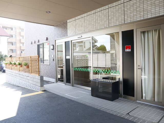 エントランスの様子 玄関前の様子 ゆったりとしたエントランスは、自然光が入る明朗な空間で迎えてくれます。訪れる方々が安心して通れるよう配慮されています。