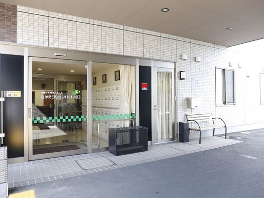 施設のエントランスとベンチ