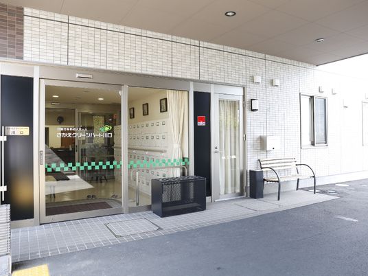 施設のエントランスとベンチ