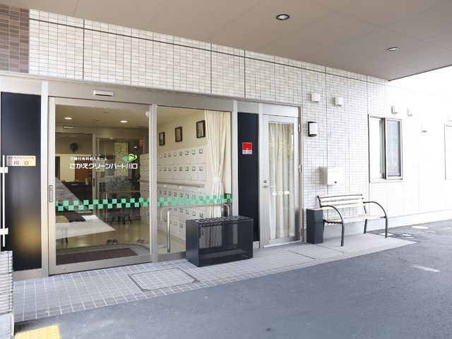 施設のエントランスとベンチ "玄関前のスペー" ゆったりとしたエントランスは、訪れる人を温かく迎えます。ベンチが設置され、待ち合わせにも便利です。