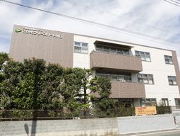 緑豊かな外観の建物