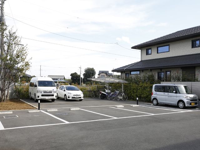施設駐車場の様子 駐車場 ゆとりのある駐車スペースを確保しており、来訪者の利便性を考慮した造りです。運転される方や自転車でお越しの方にも配慮されています。
