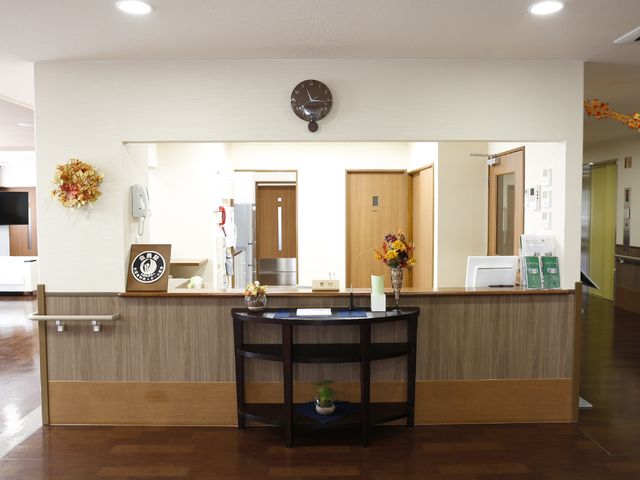 フロントの整った部屋 相談室 温かみのあるデザインの受付スペースです。来訪者の第一印象を決める大切な場所で、明るい印象を与えます。