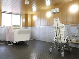 明るい浴室設備