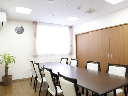 明るい多目的室の一角