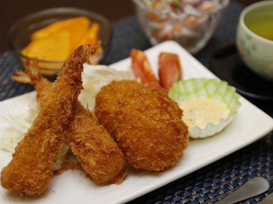 揚げ物の盛り合わせ料理