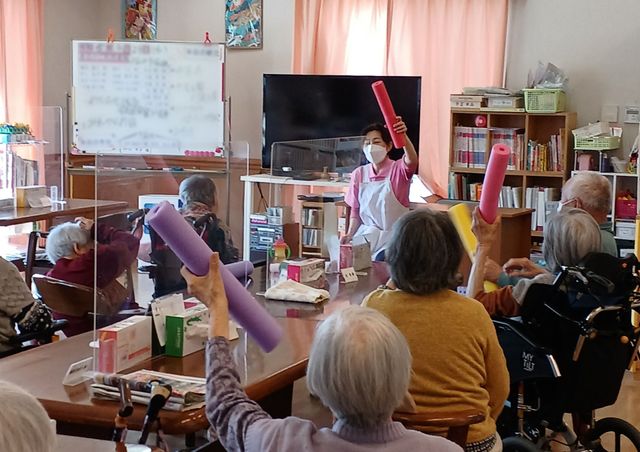 明るい活動の場 多目的室 自然光が差し込む広々としたスペースで、楽しいアクティビティを通じて交流ができます。