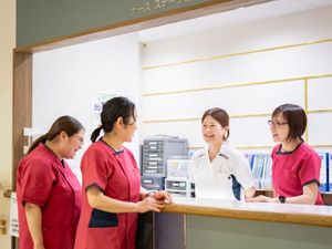 スタッフが談笑するフロント  