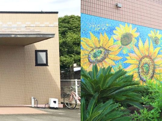 建物外壁と壁画の外観  