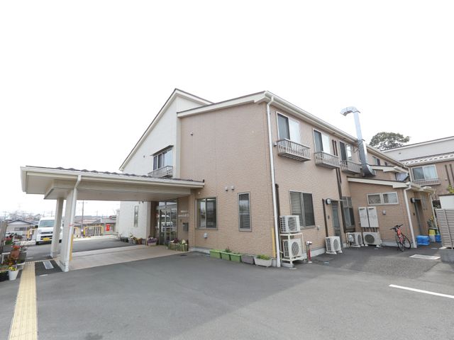 明るい建物の外観 外観 穏やかな雰囲気のある建物です。広いエントランスが、訪れる人々を温かく迎え入れます。