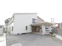 白壁の建物と駐車場