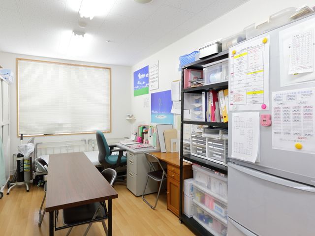 整理整頓された事務室 事務室 整えられた書類や備品が確認できる清潔なオフィスです。日常業務を快適に行える環境が整っています。