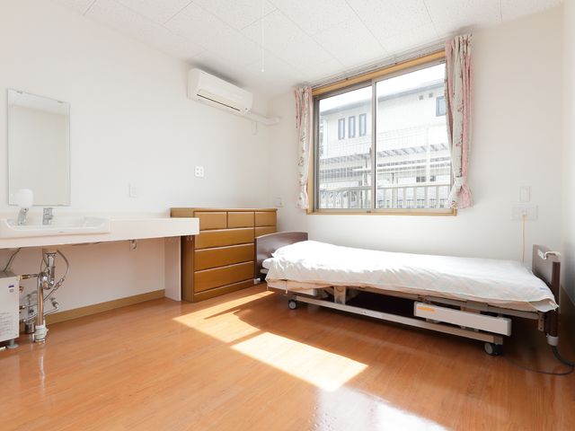 日当たりの良い居室 洋室 陽光が差し込む清潔な居室で、落ち着いた時間を過ごすことができます。必要な備えが整い、快適な環境が整っています。