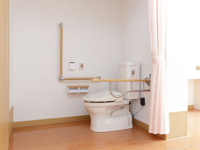 バリアフリートイレの様子 トイレ 安全に配慮された手すりが備えられ、広々としたトイレ空間は利用者の快適性を重視しています。