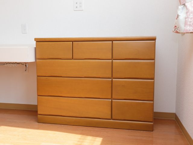 木製の整理だんす タンス 実用的な木製のたんすは、居室の収納に適しており、生活必需品をきちんと整理できます。
