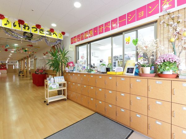 カラフルな廊下と受付