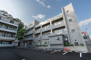 駐車場付きの建物外観
