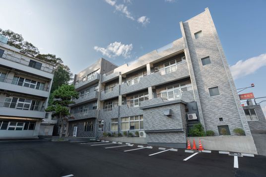 駐車場付きの建物外観