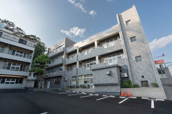 駐車場付きの建物外観