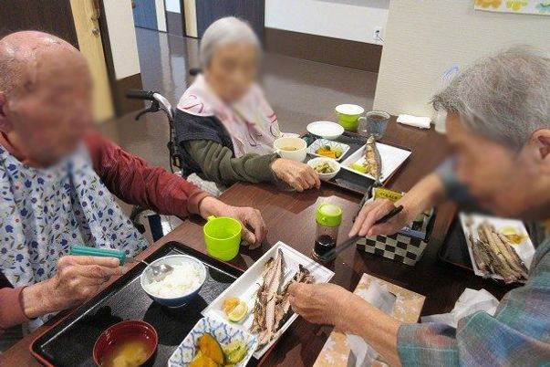 食事を楽しむ人々のいる食堂