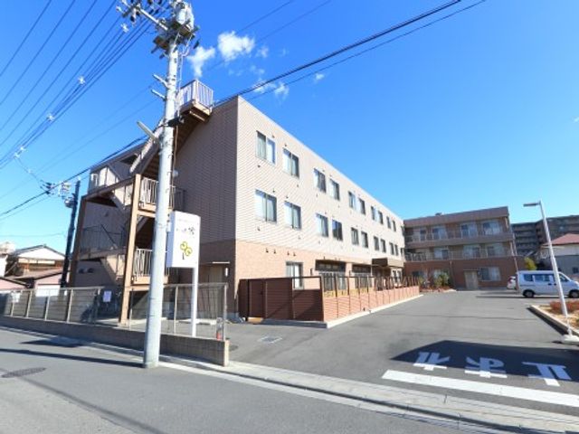 広々とした施設の外観 外観 陽の光がふりそそぐ開放的な施設です。清潔感があり、心地よい職場環境を提供いたします。