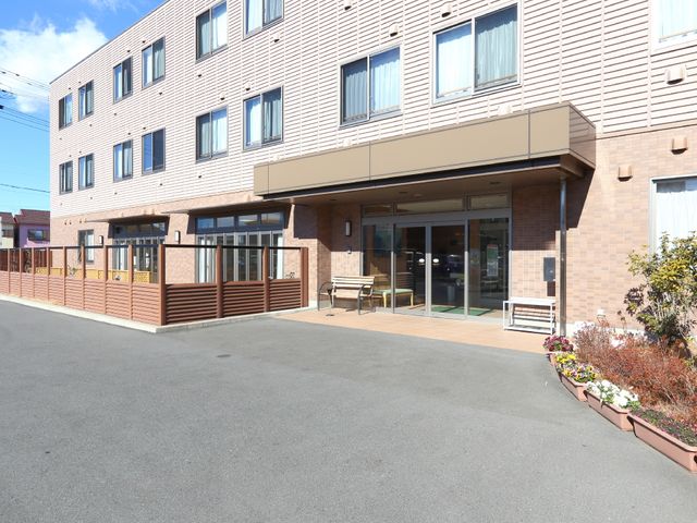 快適なエントランス 玄関 明るく開放的なエントランスです。来訪者を温かく迎える花々が設えられた歓迎の空間です。