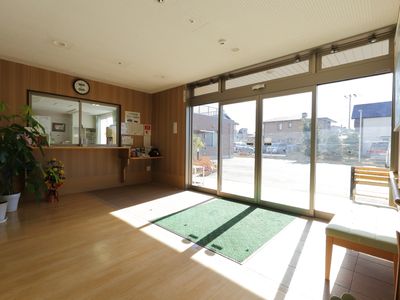 エントランス清潔で明るい