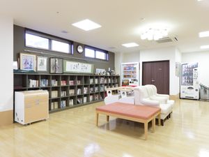 広々とした明るいラウンジ