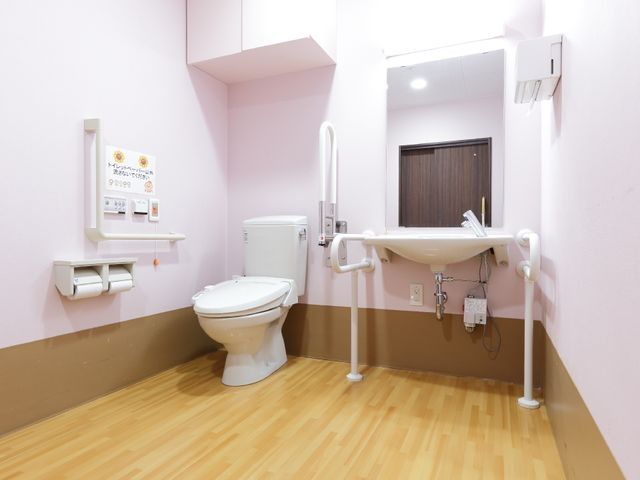 バリアフリートイレ設備 トイレ 手すり付きトイレ設備が整っており、安心してご使用いただけます。清潔感のある空間で、快適な日常を支えます。