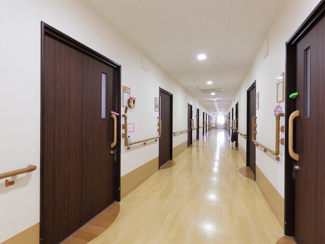 清潔な廊下の一角 廊下 手すりが整備された明るく広い廊下です。安心して歩行訓練に励むことができる環境が整っています。