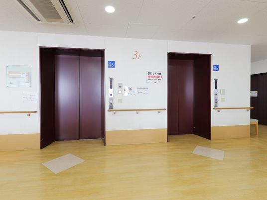 清潔感のあるエレベーターホール