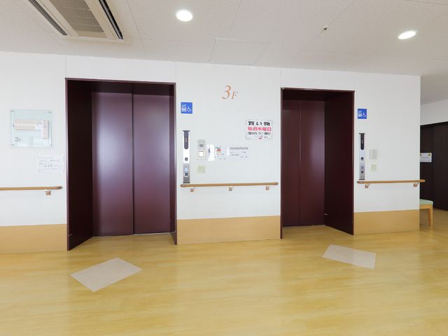 清潔感のあるエレベーターホール エレベーター 広々としたスペースに設けられたエレベーターは、利用者の動きを考慮した設計で、日々の移動をスムーズにサポートしています。