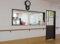施設の配膳口と掲示板