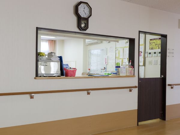 施設の配膳口と掲示板