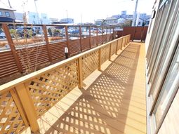 明るい日差しのテラス