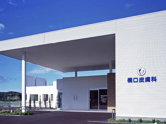 明るい外観の建物前  