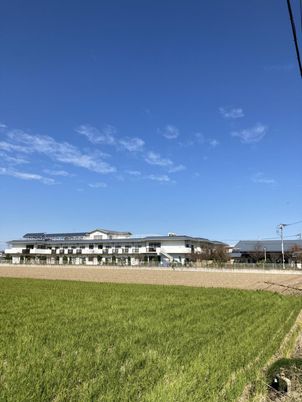 広い青空と建物の外観