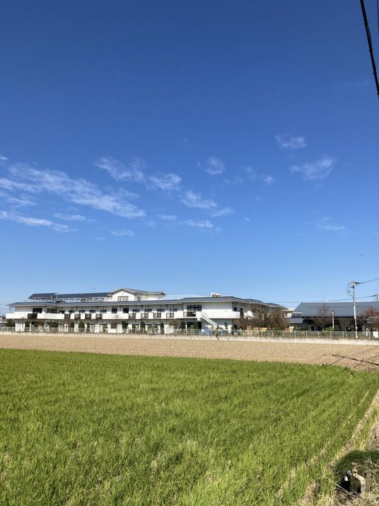 広い青空と建物の外観