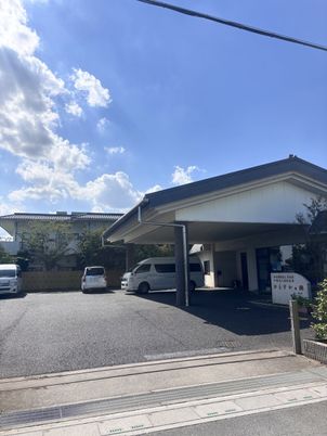 駐車場と建物