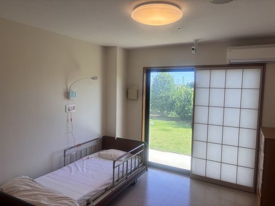 大きな窓のある居室