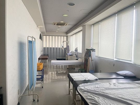 機能訓練室の明るい室内  