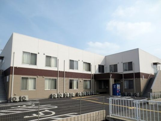 施設のシンプルな外観