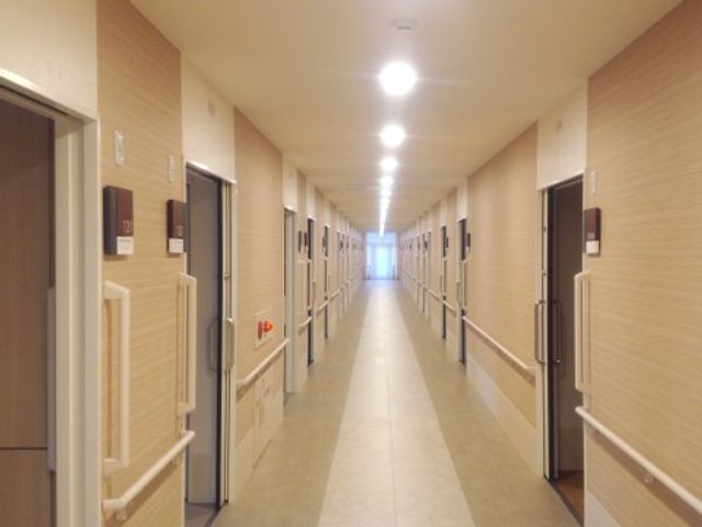 清潔感ある広い廊下 廊下 手すりがついた広々とした廊下は、ご高齢の方々の移動も安心して行える設計です。日々の暮らしをサポートする環境が整っています。